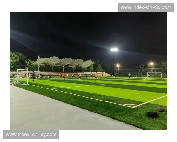 青春足球场灯光测试:为德比大战营造氛围 青春足球场灯光测试:为德比大战营造氛围
