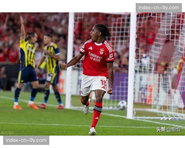 全场比赛结束，本菲卡1-1战平那不勒斯，总比分2-2凭客场进球晋级